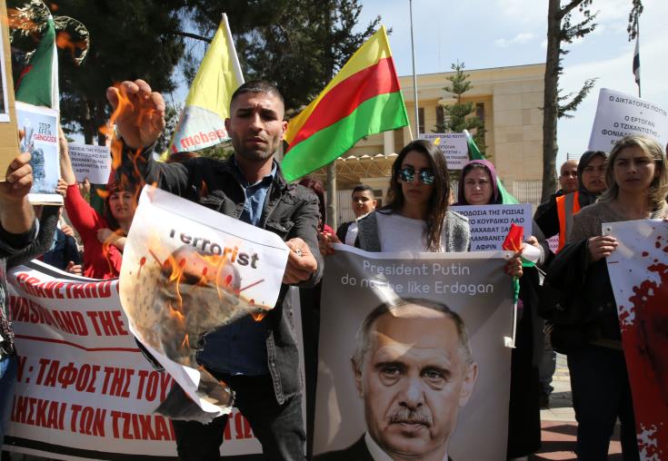 ΛΕΥΚΩΣΙΑ: Πορεία Κούρδων στη ρωσική πρεσβεία - «Ζήτω το Αφρίν»